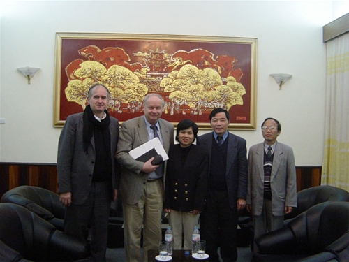 Chuyên gia nước ngoài cùng chủ tịch bài thuốc Heantos 4 Trần Văn Sung