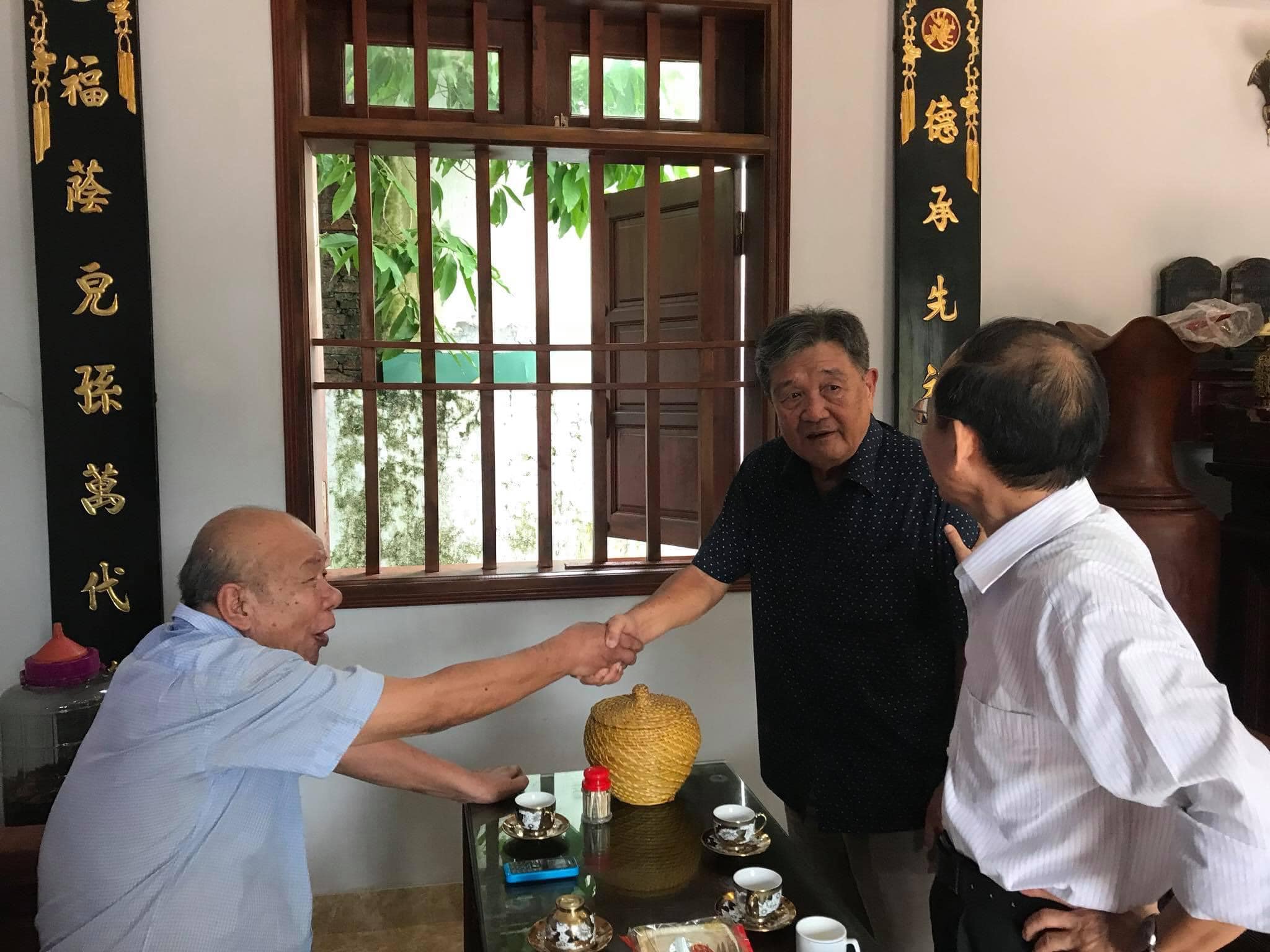 Bác Trần Văn Sung đến thăm nhà Bác Trần Khuông Dẫn (Bác Dẫn là người dành cả tuổi thanh xuân đi tìm bài thuốc cai nghiện)